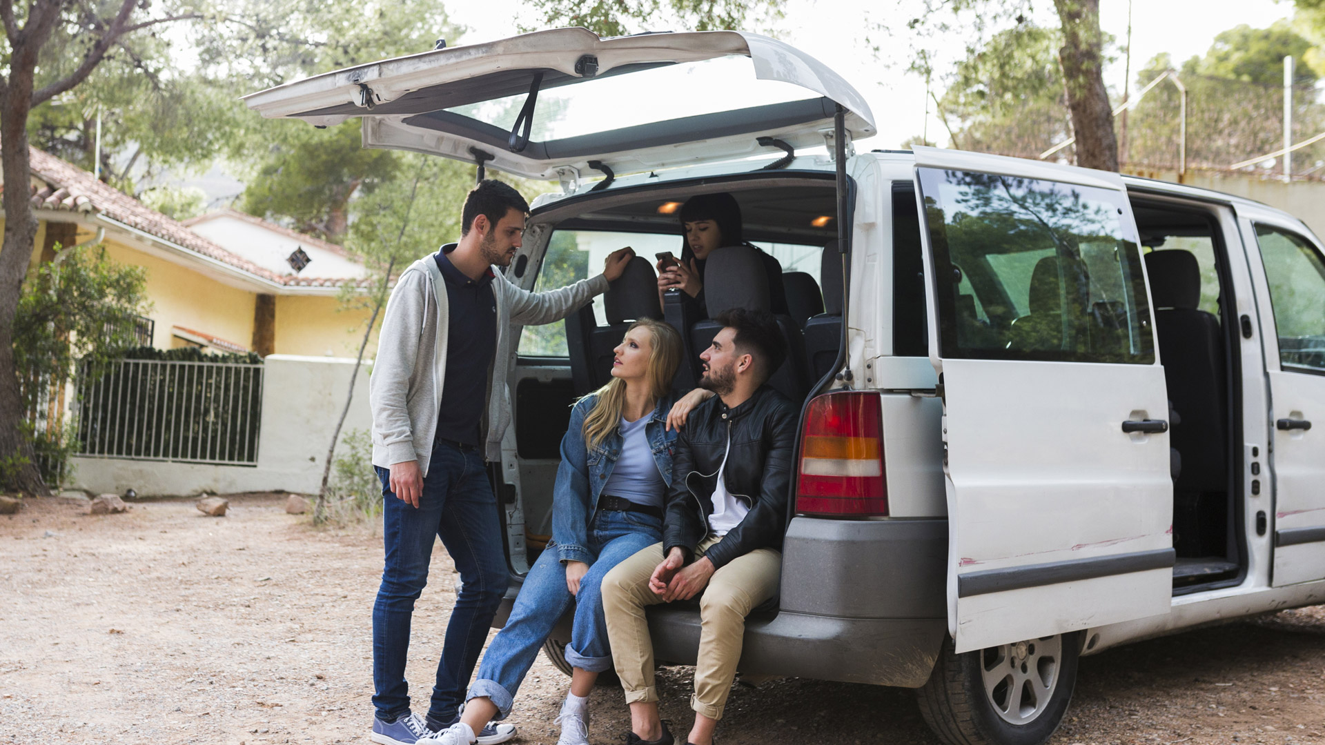Precauciones de seguridad al viajar en furgoneta en grupo